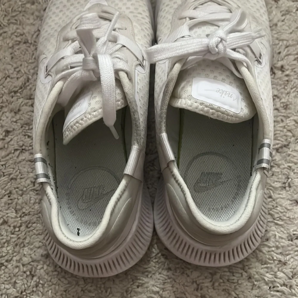 NIKE REPOSTO WHITE RUNNING SHOES